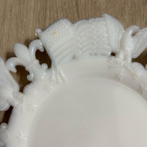 Westmoreland Milk Glass Star Flag Patriotic Eagle Plate. 7 1/4” Diameter. Exc. - Picture 5 of 6